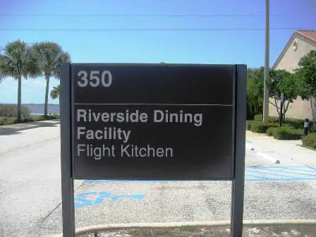 Riverside_Dining_1